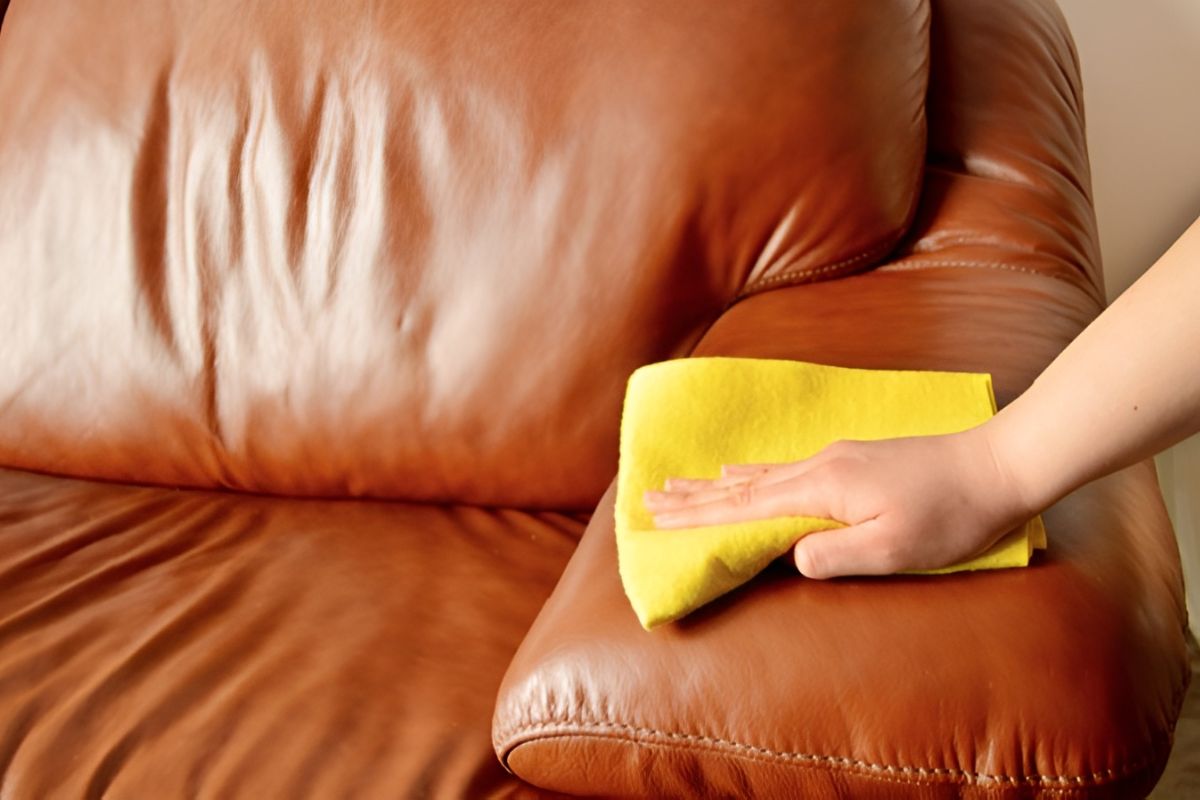 Làm sạch bề mặt sofa da