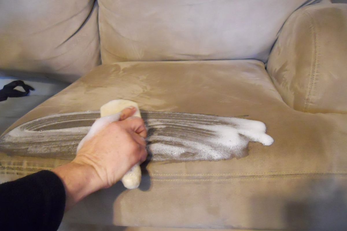 Mẹo xử lý các vết bẩn cứng đầu trên ghế sofa